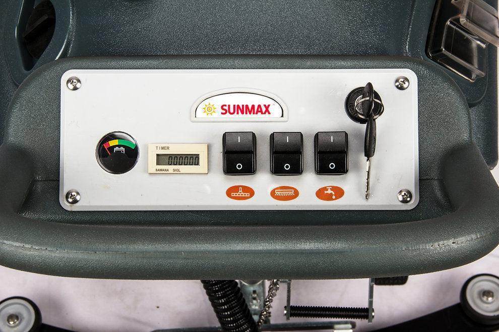 Control panel with key and switches for the 22-inch battery-powered SUNMAX RT50+ floor scrubber machine